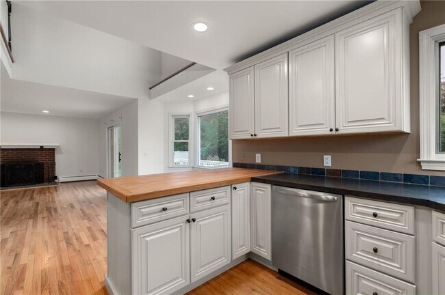Building Photo - 43 Blue Grass Drive