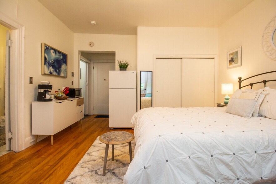 Building Photo - 1253 Beacon St