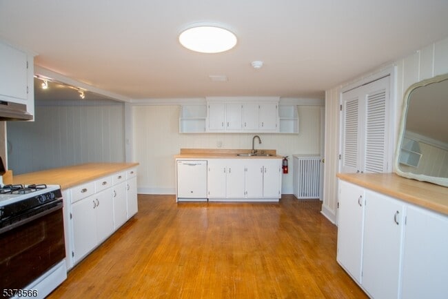 Building Photo - 67 Ferry St