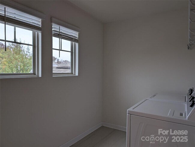 Building Photo - 5906 Fenway Dr