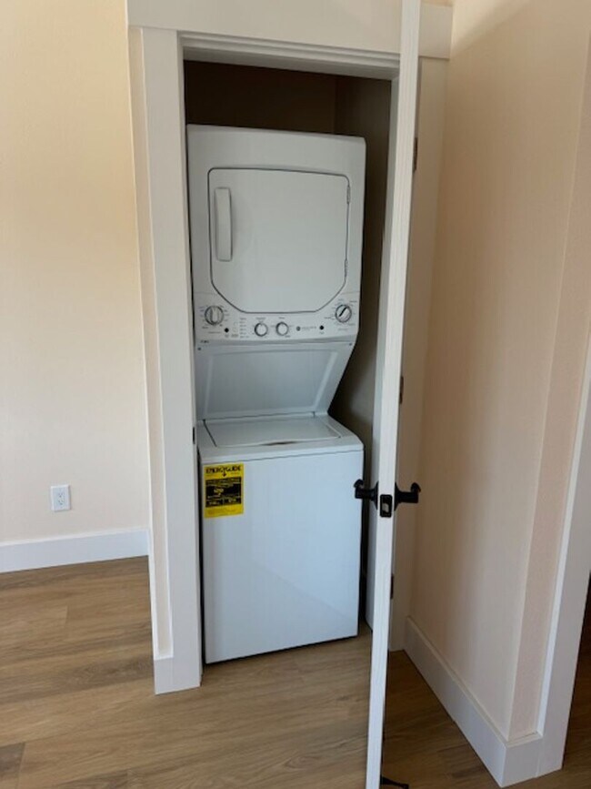 Building Photo - 1323 Dogwood Dr