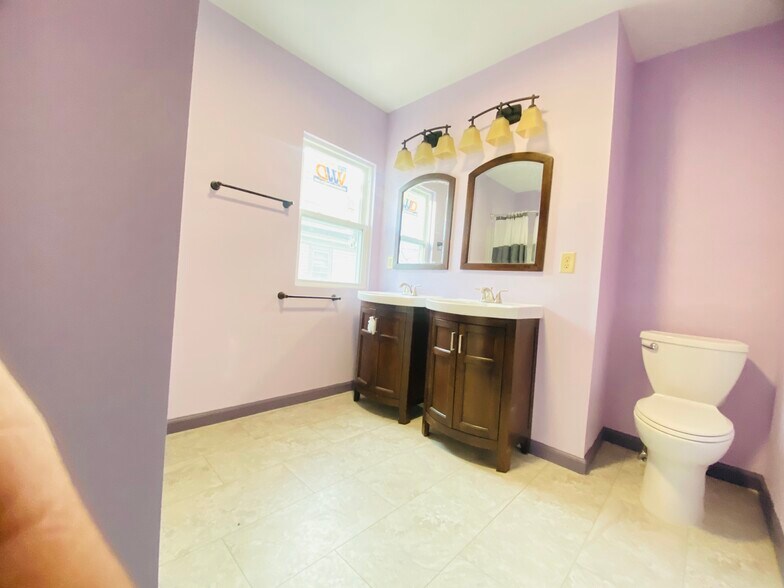 Building Photo - 1337 Madison St