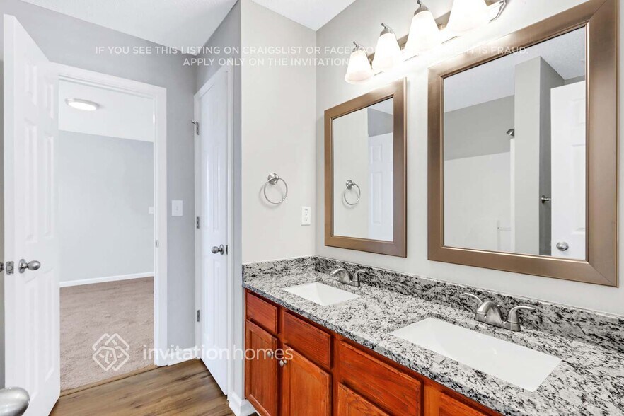 Building Photo - 9823 Dauphine Dr