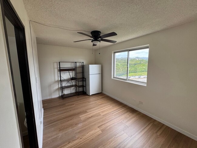 Building Photo - MOANALUA CURTIS #1208