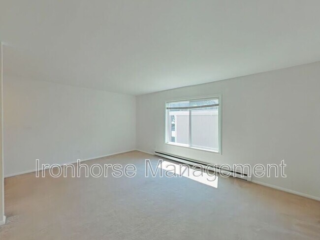 Building Photo - 515 S 15th Ave