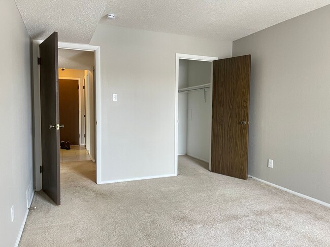 Building Photo - Charming 1 bedroom in Kirkwood. Professionally Managed.