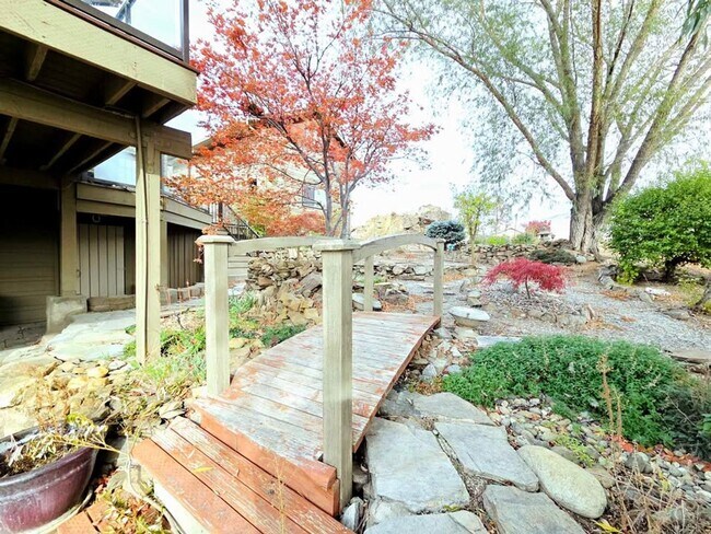 Building Photo - Gorgeous 4 Bed, 3 Bath Home w/ STUNNING RI...