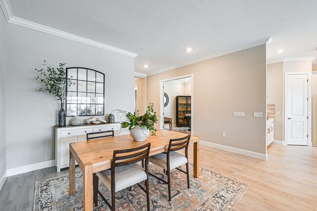 Building Photo - 15140 Pescara St