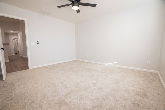 Building Photo - 4 Bedroom, 2 Bath, Split Floor Plan, 2 Car Garage, Central A/C