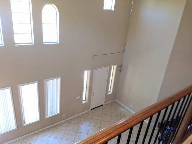 Building Photo - HUGE 5 bedroom, 3 bathroom in Glendale