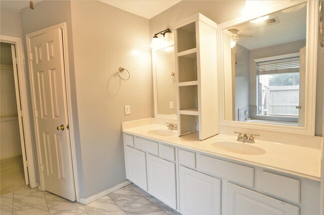 Building Photo - 16807 Dunbar Grove Ct