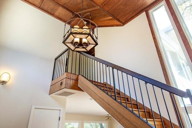 Building Photo - 13434 Old Oak Way