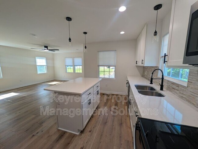 Building Photo - 55 Breezewood Dr