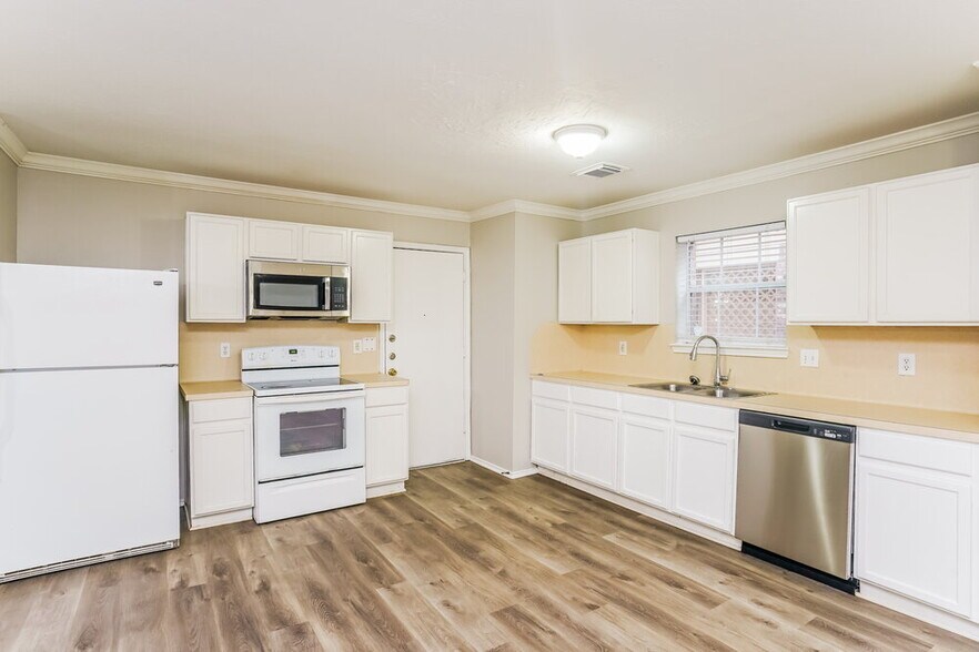 Building Photo - 5827 Clerkenwell Dr