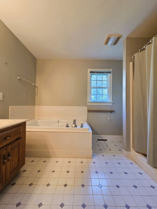 Building Photo - 4206 Tweedsmuir Rd