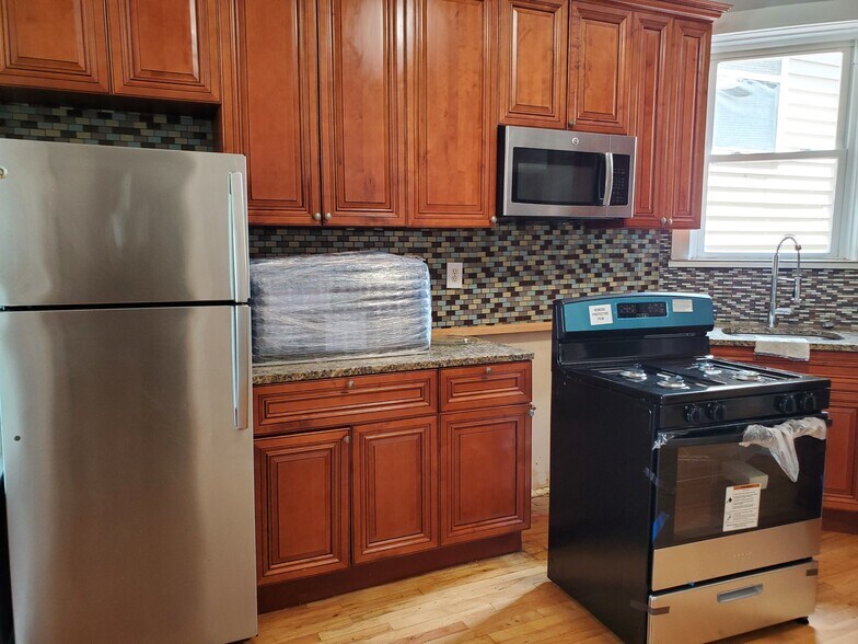 Primary Photo - 3330 W Crystal St