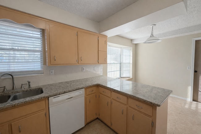 Building Photo - Woodlands / Lakeside Estates