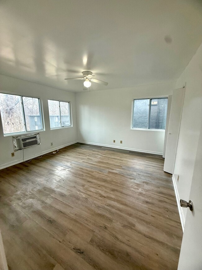 Building Photo - 550 Harding Pl