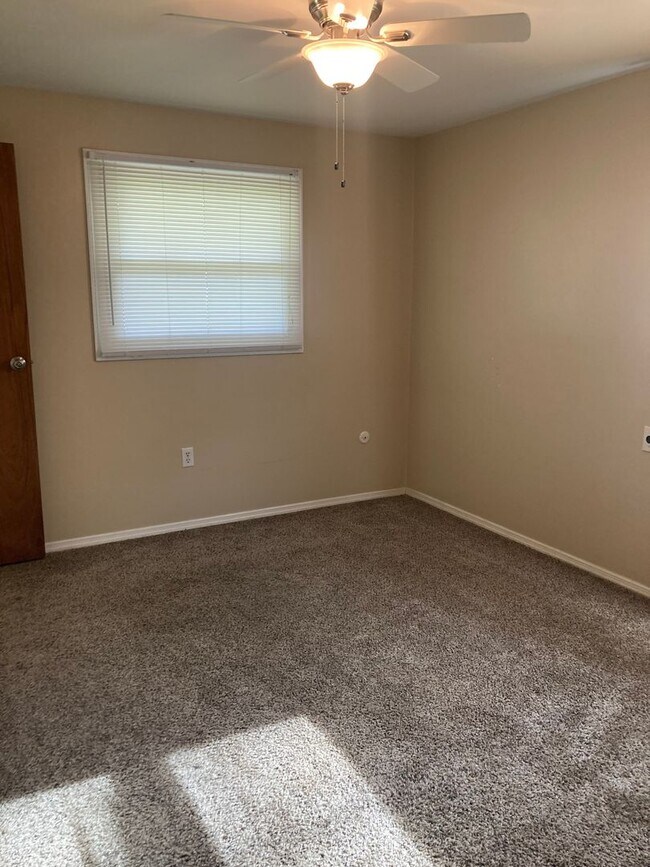Building Photo - Must See! Large 3 Bedroom, 2 Bath Ranch Ho...