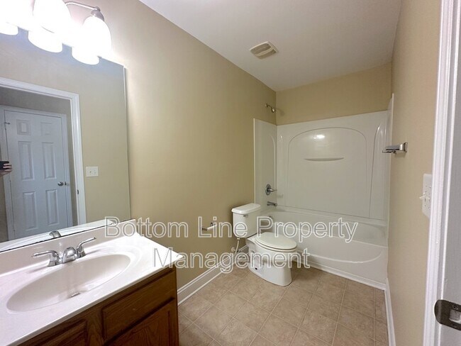 Building Photo - 6223 Woodland Commons Dr