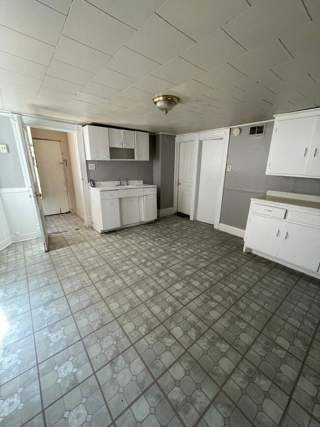 Building Photo - 2435 S 9th St