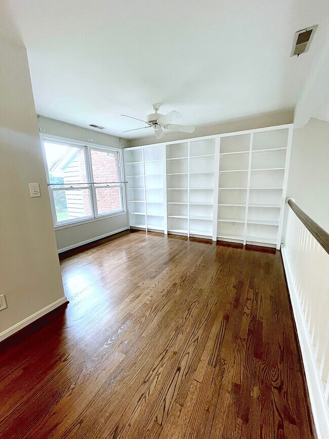 Building Photo - 5 Spring House Rd