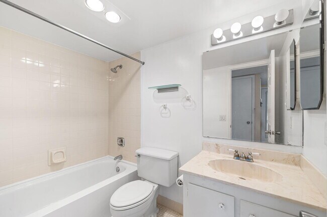 Building Photo - 920 Dogwood Dr