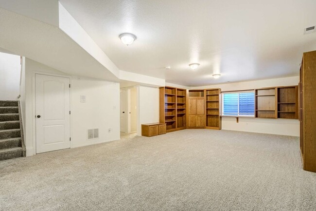 Building Photo - D20 5bdrm Home on Quiet Street in North Co...