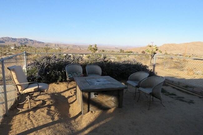 Building Photo - Quiet with Great Views! Available 11/1/25!