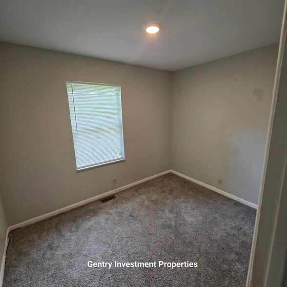Building Photo - 113 Rainbow Cir