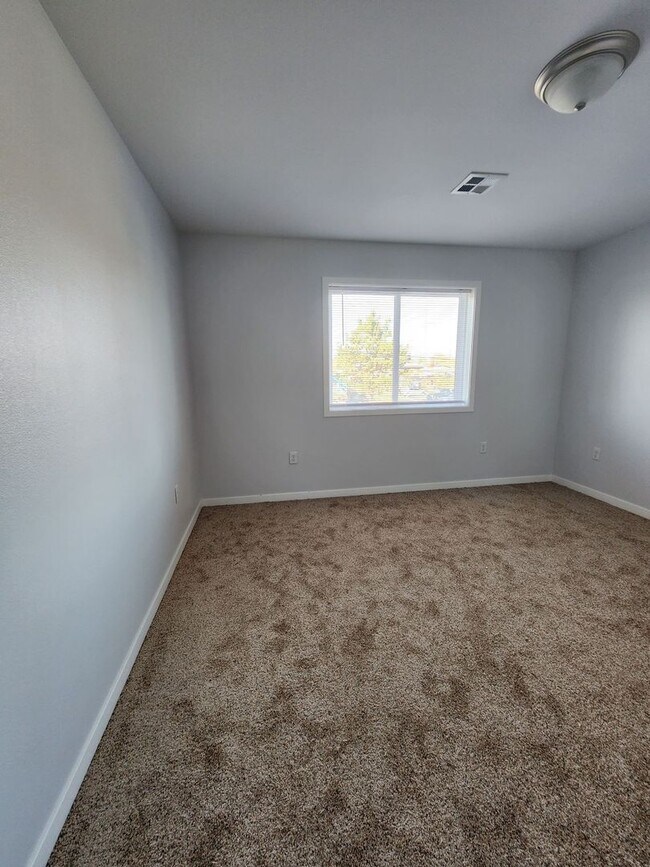 Building Photo - 6th Ave SE Duplex