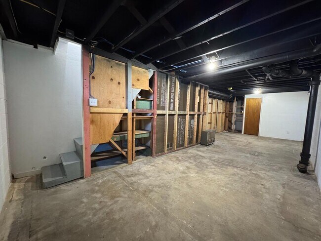 Building Photo - 2401 Bare St