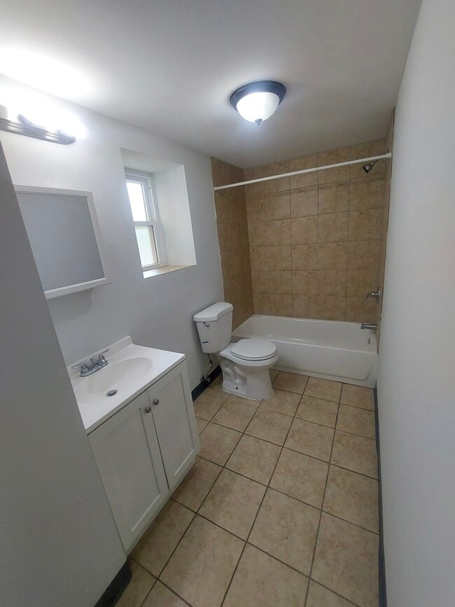 Building Photo - 4038 W Dickens Ave