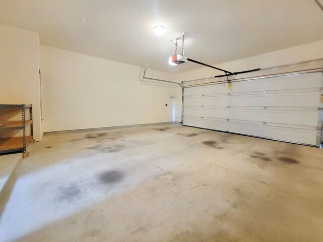 Building Photo - Large 3 Bedroom, 2.5 Bathroom Home – Fully Equipped Kitchen & Washer/Dryer Hookups