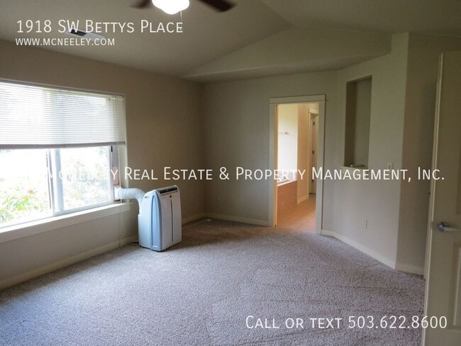 Building Photo - 1918 SW Betty's Pl