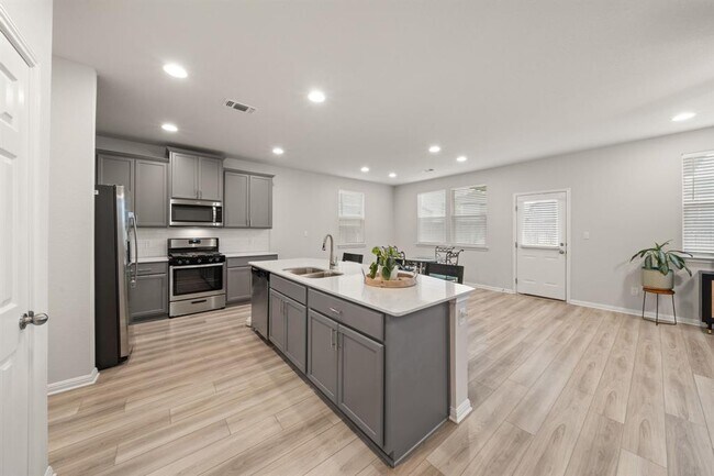 Building Photo - 3200 College Park Dr