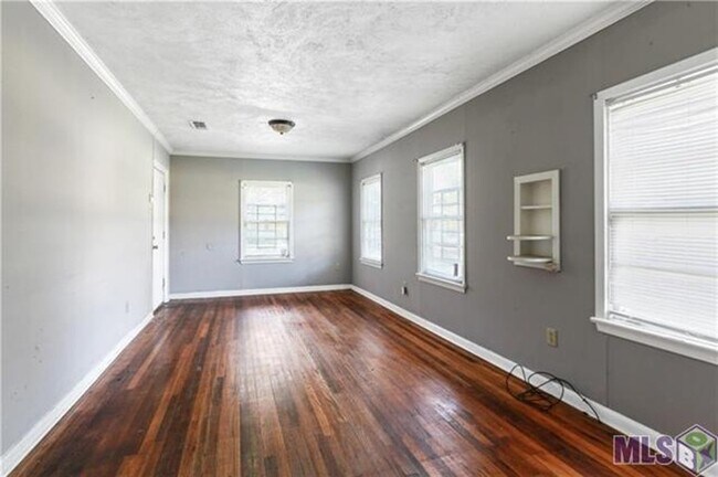 Building Photo - 5921 Byron Ave