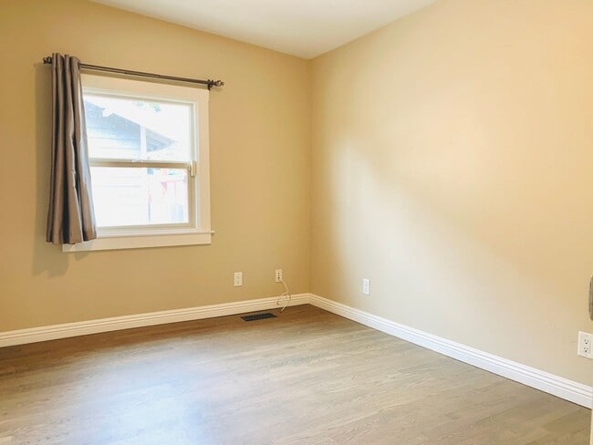 Building Photo - Gorgeous 3BD/2BA House in Hillcrest - Available NOW!