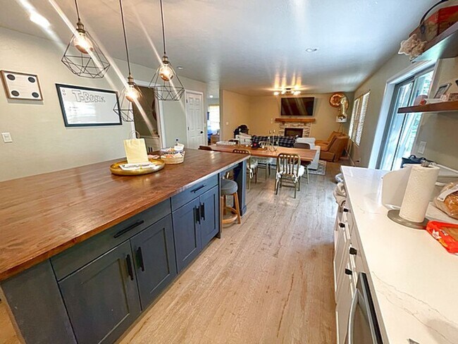 Building Photo - Family Friendly Trailside Home