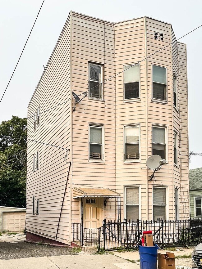 Building Photo - 170 St Pauls Ave