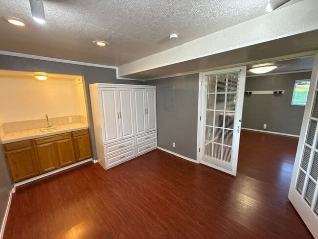 Building Photo - 869 Meadowlawn Dr SE