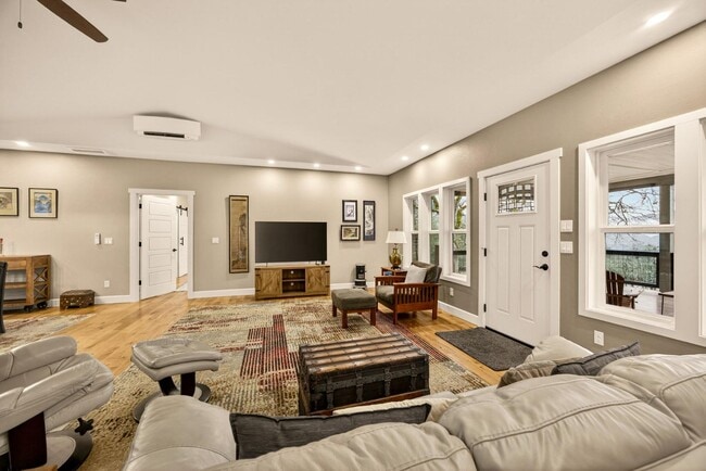 Building Photo - 860 Humbug Creek Rd