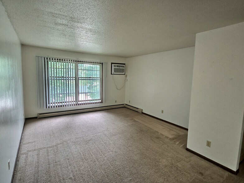 Primary Photo - 650 Summit Dr