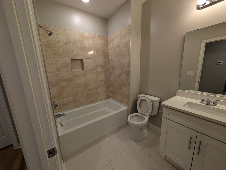 Building Photo - Room in House on Stone Mountain Dr