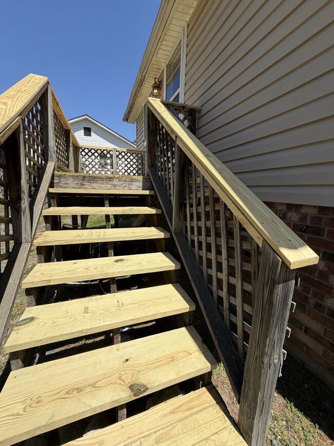 Building Photo - 919 N Walnut St