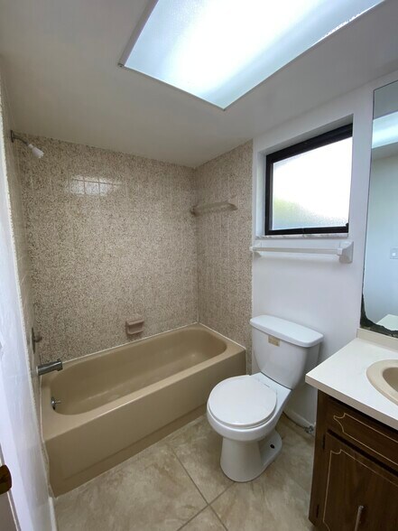 Building Photo - 513 SE 24th Ave