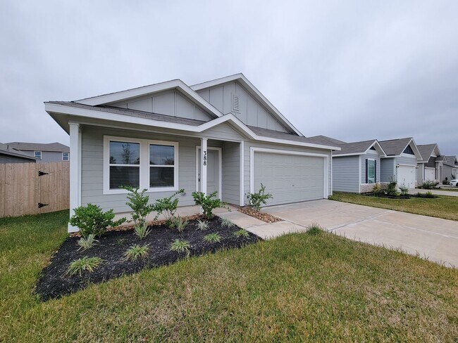 Building Photo - This lovely single-level home showcases a spacious open floorplan shared between the kitchen, din...