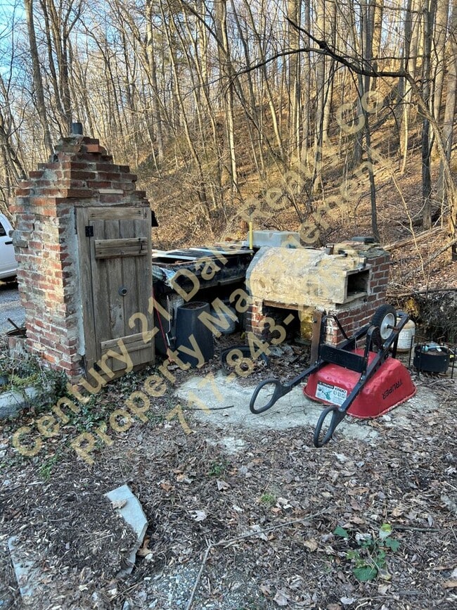 Building Photo - Large 3 Bedroom, 2 Bath Pet friendly home with off street parking and a 600sqft detached garage