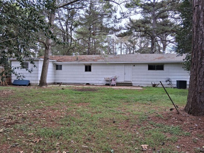 Building Photo - 1933 Wisteria Dr