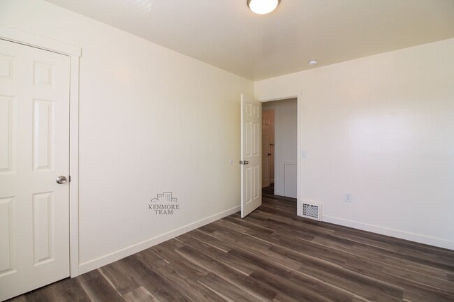 Building Photo - 3 Bedroom, 2 Bath Duplex in Central Richland